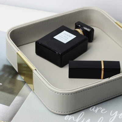 Vide-poche-cuir-carre-metal-beige-design