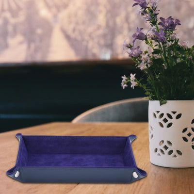 vide poches bleu avec capucines dans pot blanc