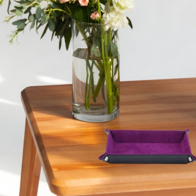 table bois avec vase fleurs et vide poches violet