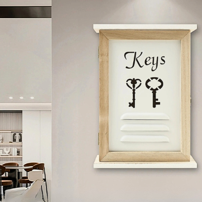 rangement clé en bois avec porte blanche sur mur blanc