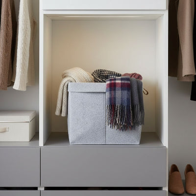 panier rangement feutre carré gris clair dans placard entrée blanc