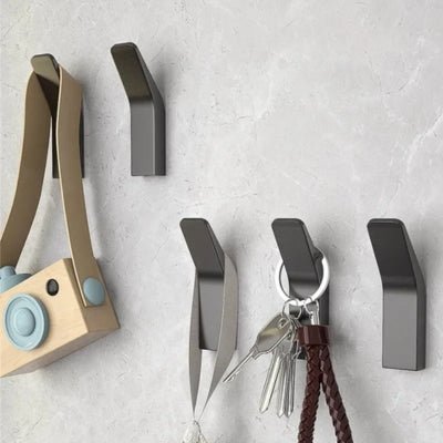 Patere-contemporaine-cles-appareil-photo