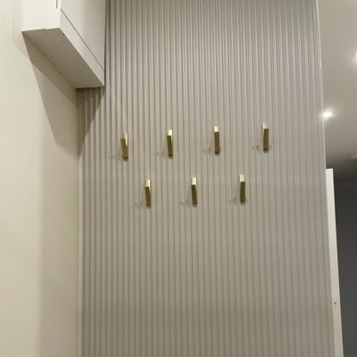 patères-design-dorées-disposées-dans-entrée-maison