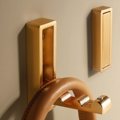 Patere-rabattable-dorée-sac-cuir-suspendu
