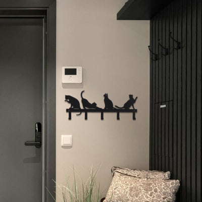 entrée maison moderne avec porte clé mural noir chats