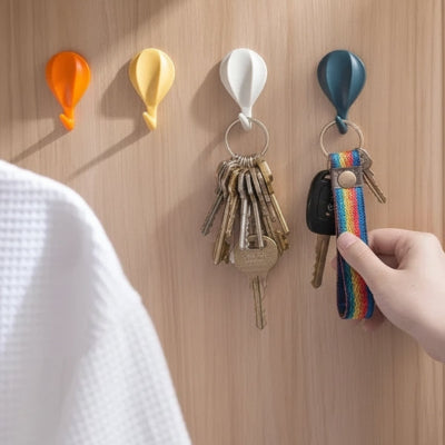 main accroche clés sur porte clé mural dans placard