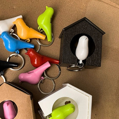 portes clés oiseau plusieurs couleurs maison blanche marron