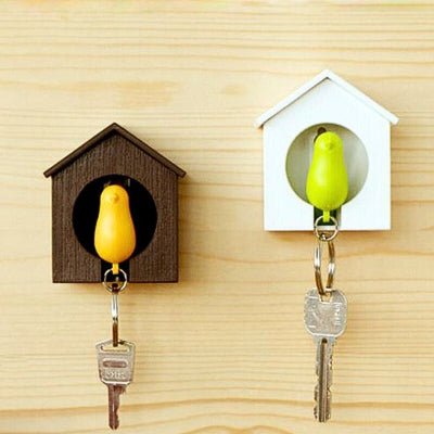 porte clé mural oiseau jaune vert dans maison blanche marron