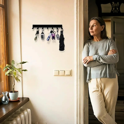 femme adossée contre mur avec porte clé mural noir