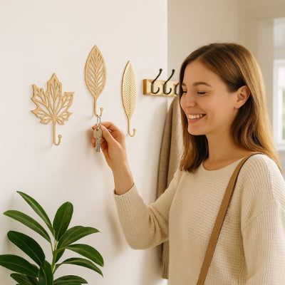 femme accroche trousseau clés porte clef mural feuilles dorées