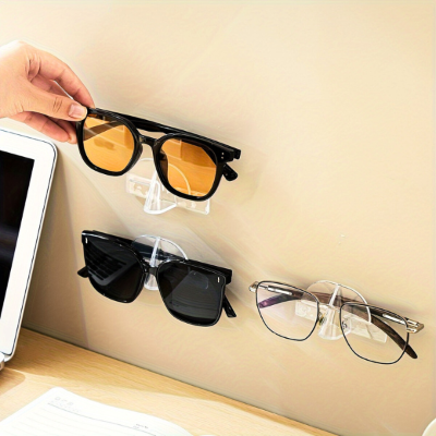 main qui prend une paire de lunette fixée au mur