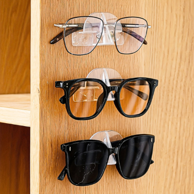 trois portes lunettes fixés sur coté de meuble