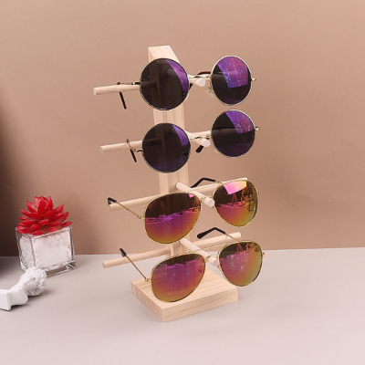 lunettes posées sur portant en bois