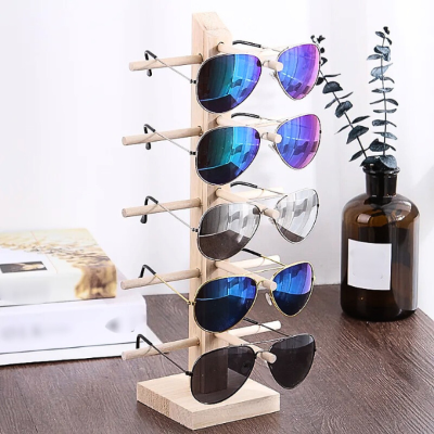 lunettes de soleils rangées sur portant en bois