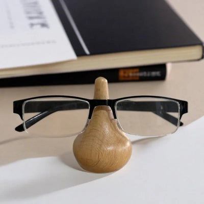 lunettes de ves posées sur porte lunette bois forme nez