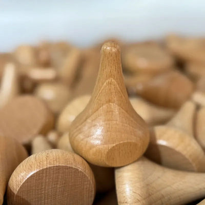plusieurs portes lunettes en bois entassés