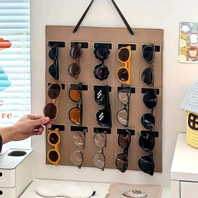 main qui prend une paire lunettes sur porte lunettes mural