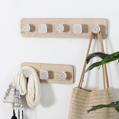 porte-manteau-en-bois-scandinave-trois-patères