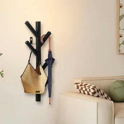 sac parapluie accrochés sur porte manteau mural original arbre noir design