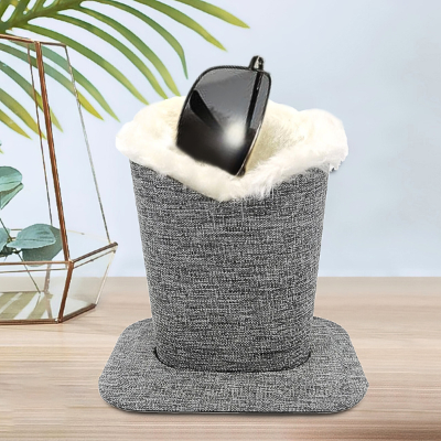 repose lunettes en fourrure tissu gris avec plante verte