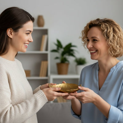 femme heureuse offre vide poche doré forme feuille