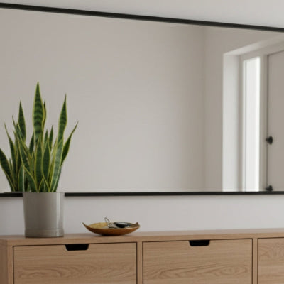 vide poche feuille dorée sur commode entrée maison plante verte