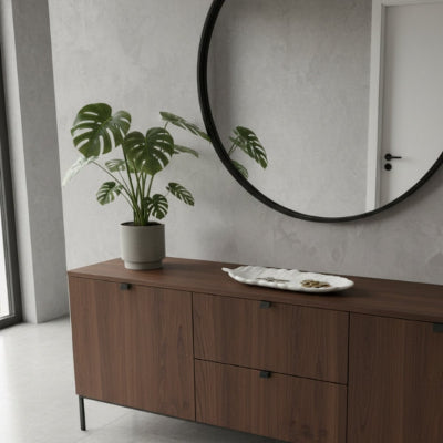 vide poche plume blanche sur commode bois entrée maison