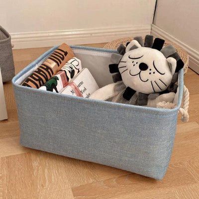 Livres peluche dans panier rangement coton bleu