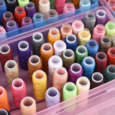 Rangement-boite-plastique-bobines-de-fil-rose