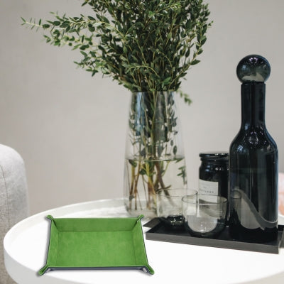 vide poches vert posé sur table blanche avec plantes vases