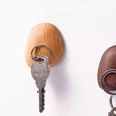 gros plan  aimant porte clés bois hêtre rond magnétique