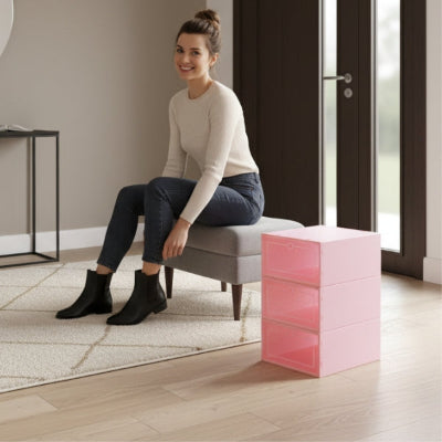 femme souriante enlève ses chaussures