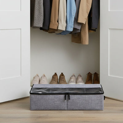 boite a chaussure tissu gris foncé devant placard ouvert