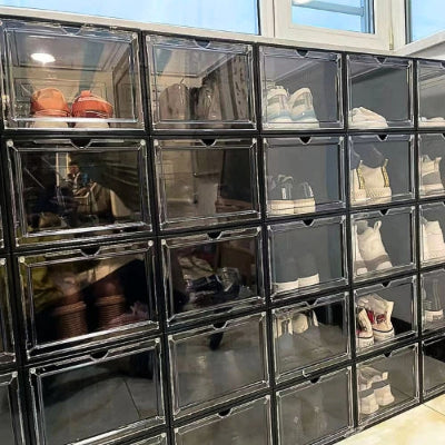 ensemble plusieurs boite a chaussure noir transparent empilées 