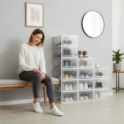 femme souriante met ses chaussures dans entrée maison