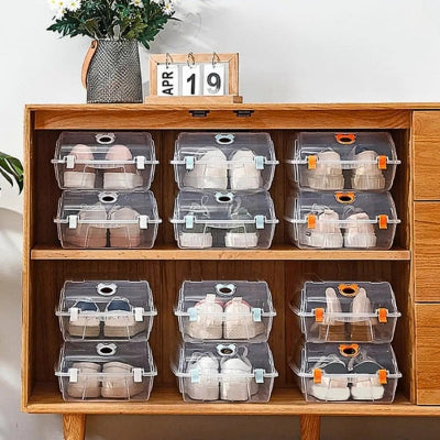 boite rangement chaussures empilées dans meuble bois avec plante