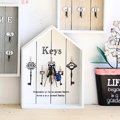 boite murale pour cles forme maison blanche empreinte clés noires