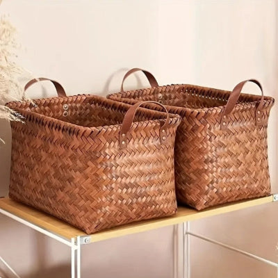 panier de rangement bambou tressé poignés cuir marron sur table mélaminée