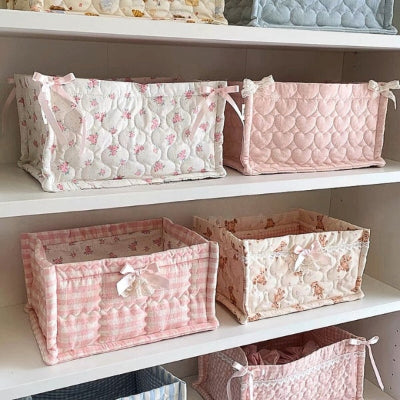 panier rangement coton matelasse plusieurs motifs sur étagères blanches