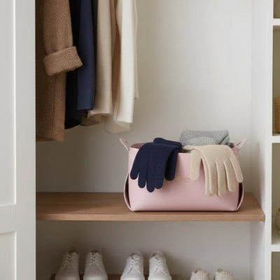gants rangés dans panier de rangement cuir rose placard entrée