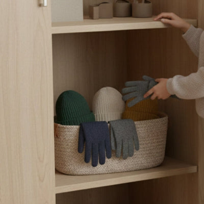 mains rangent gants dans panier rangement corde coton gris placard