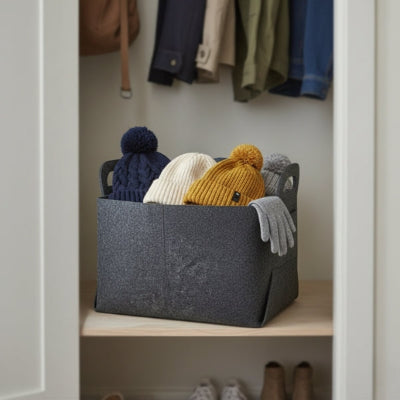 bonnets rangés dans panier rangement feutre gris placard entrée
