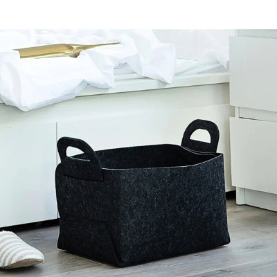 panier rangement feutre noir dans chambre chevet blanc