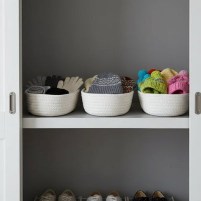 gants bonnets rangés dans panier rangement corde tressée nordique