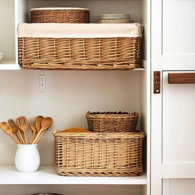 panier rangement osier dans placard cuisine ustensiles bois
