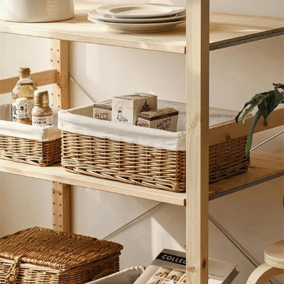 panier rangement osier rangé sur meuble étagères ouvertes bois