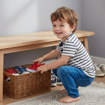 enfant souriant prend chaussures dans panier rangement osier artisanal