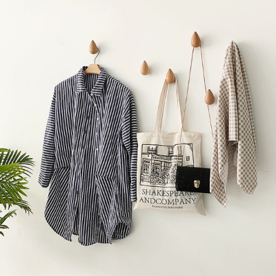 chemise sacs accrochés patere en bois plante verte