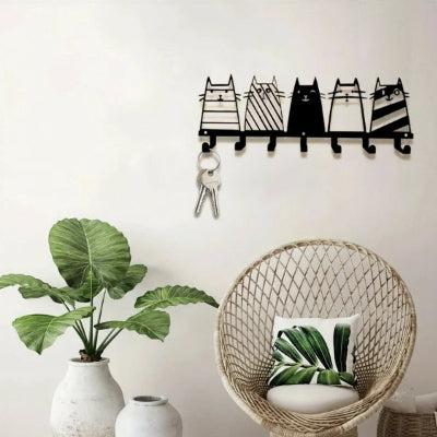 plante verte fauteuil coussin porte clé mural chats rayés noir