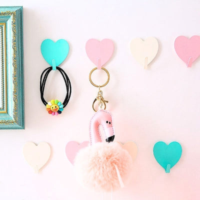 bracelet suspendu sur porte clé forme coeur